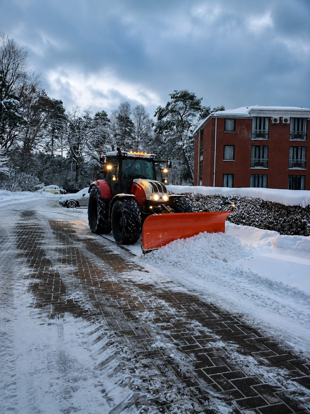 Sneeuwschuiven & Gladheidsbestrijding door JvM Hovenier